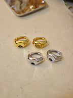 One-touch hoop earrings with curves
