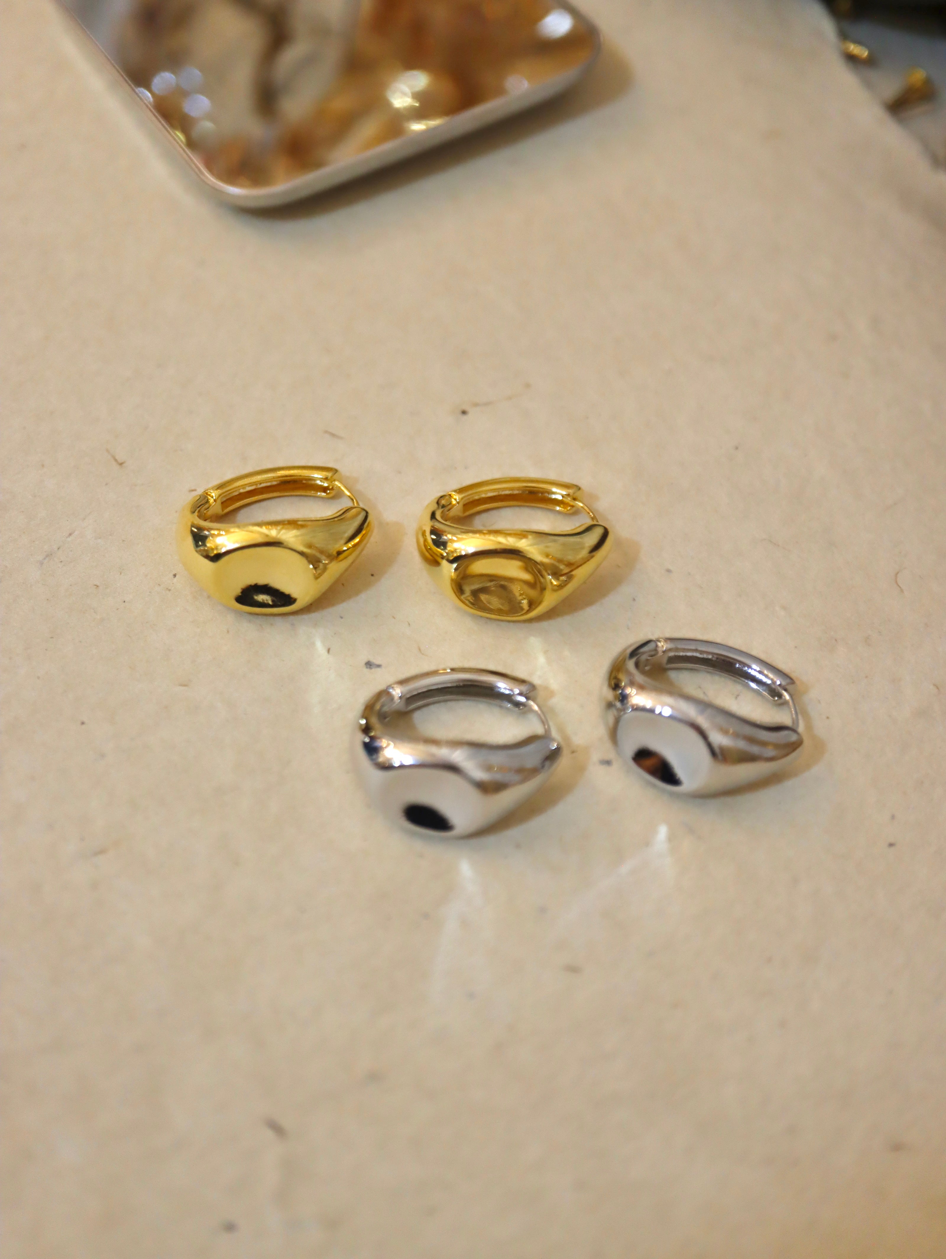 One-touch hoop earrings with curves