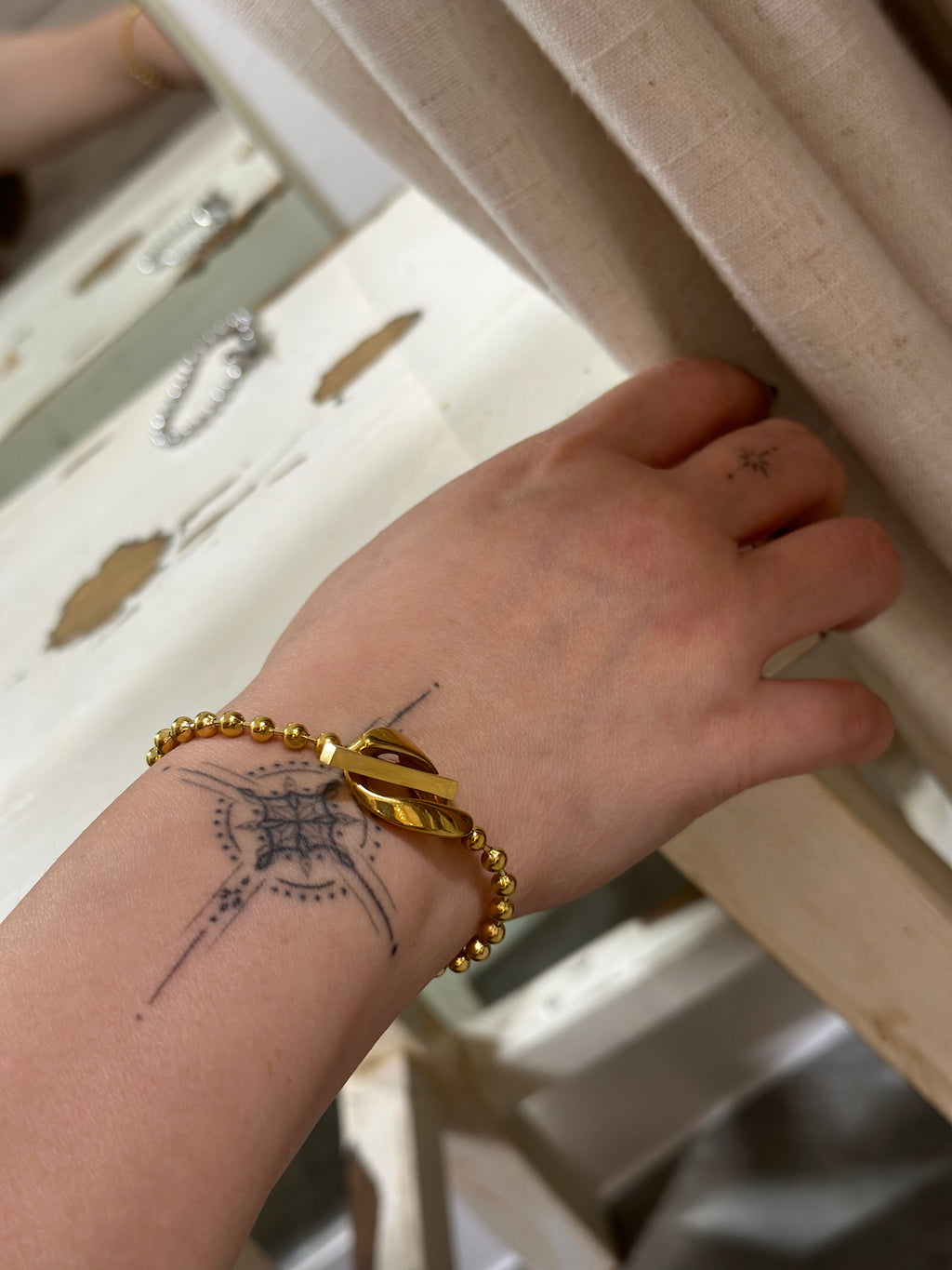 Stainless steel interlock closure chain bracelet