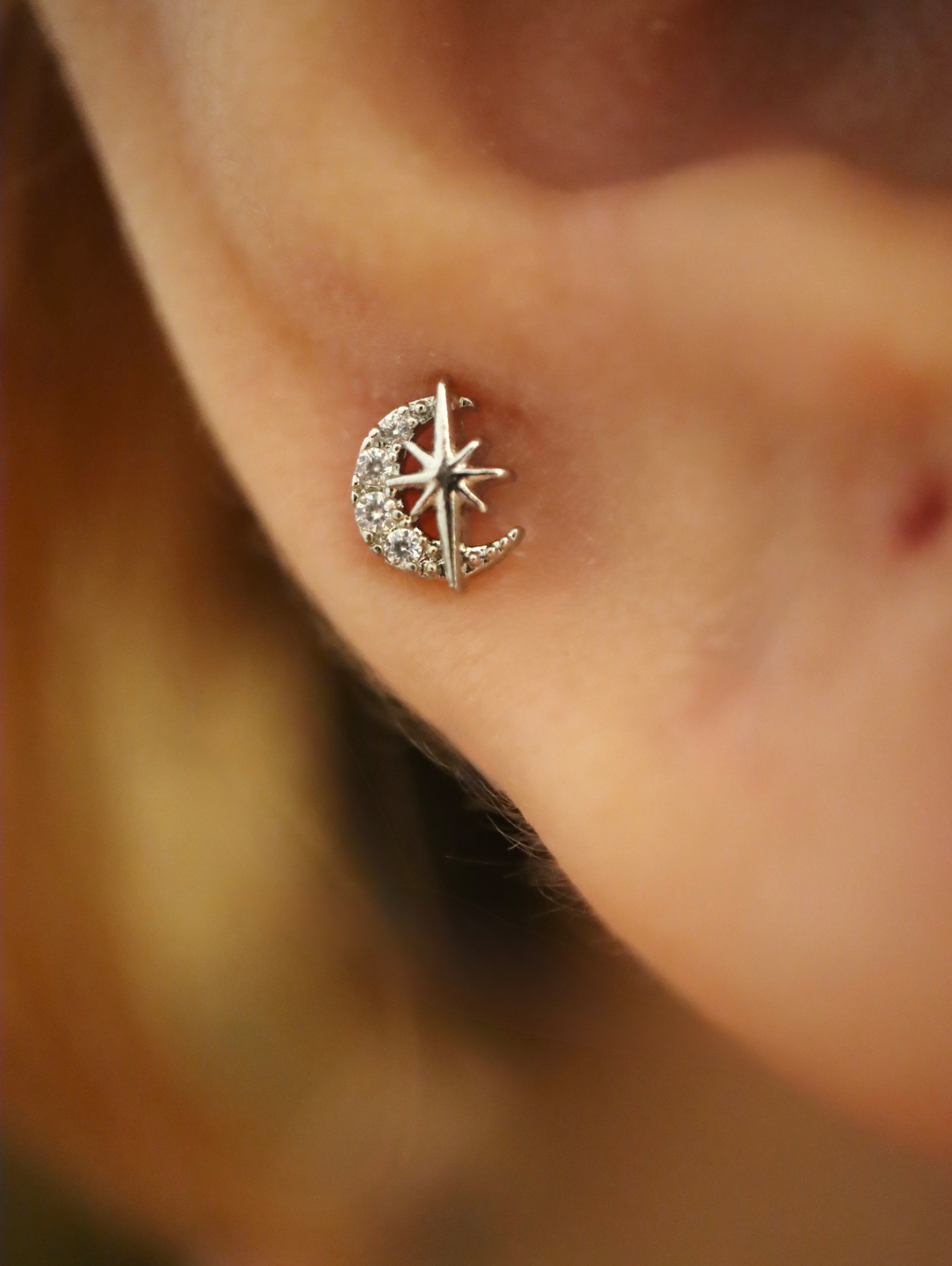 Crescent cz sparkle stud piercing (1pc)