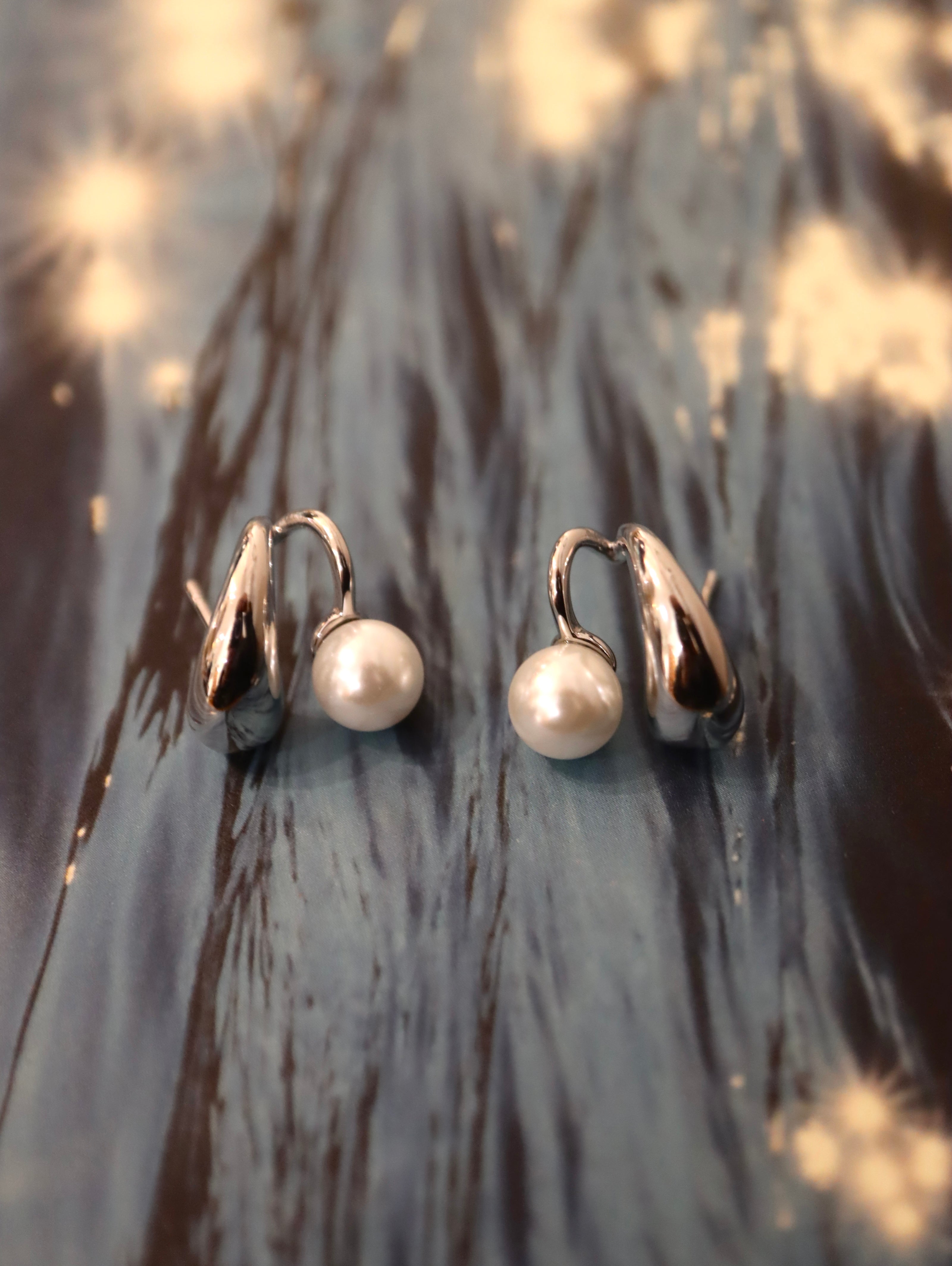 Lobe wrap pearl stainless steel earrings