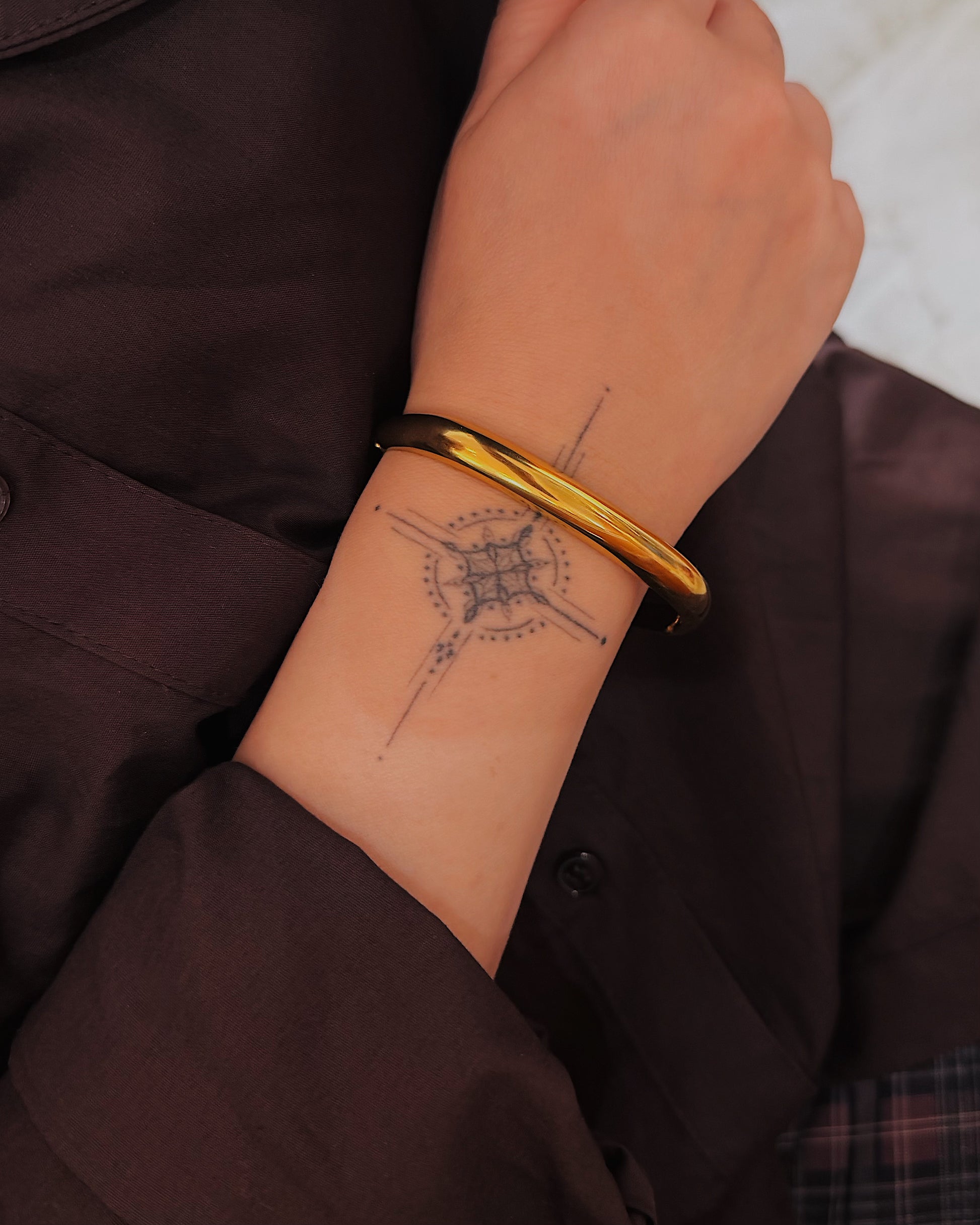 Stainless steel water resistant lock bangle in gold – openroomjewelry