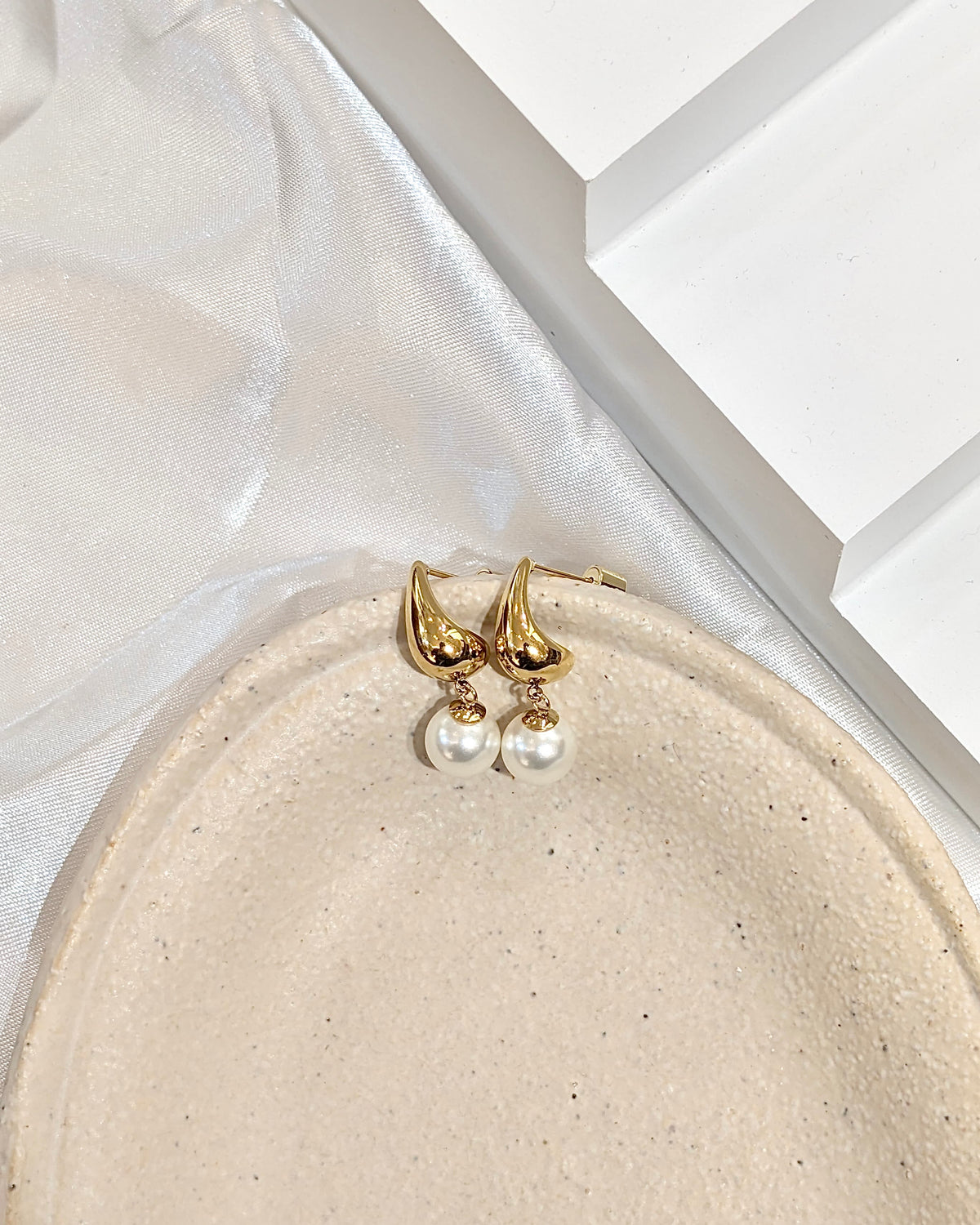 Drop pearl stainless steel earrings