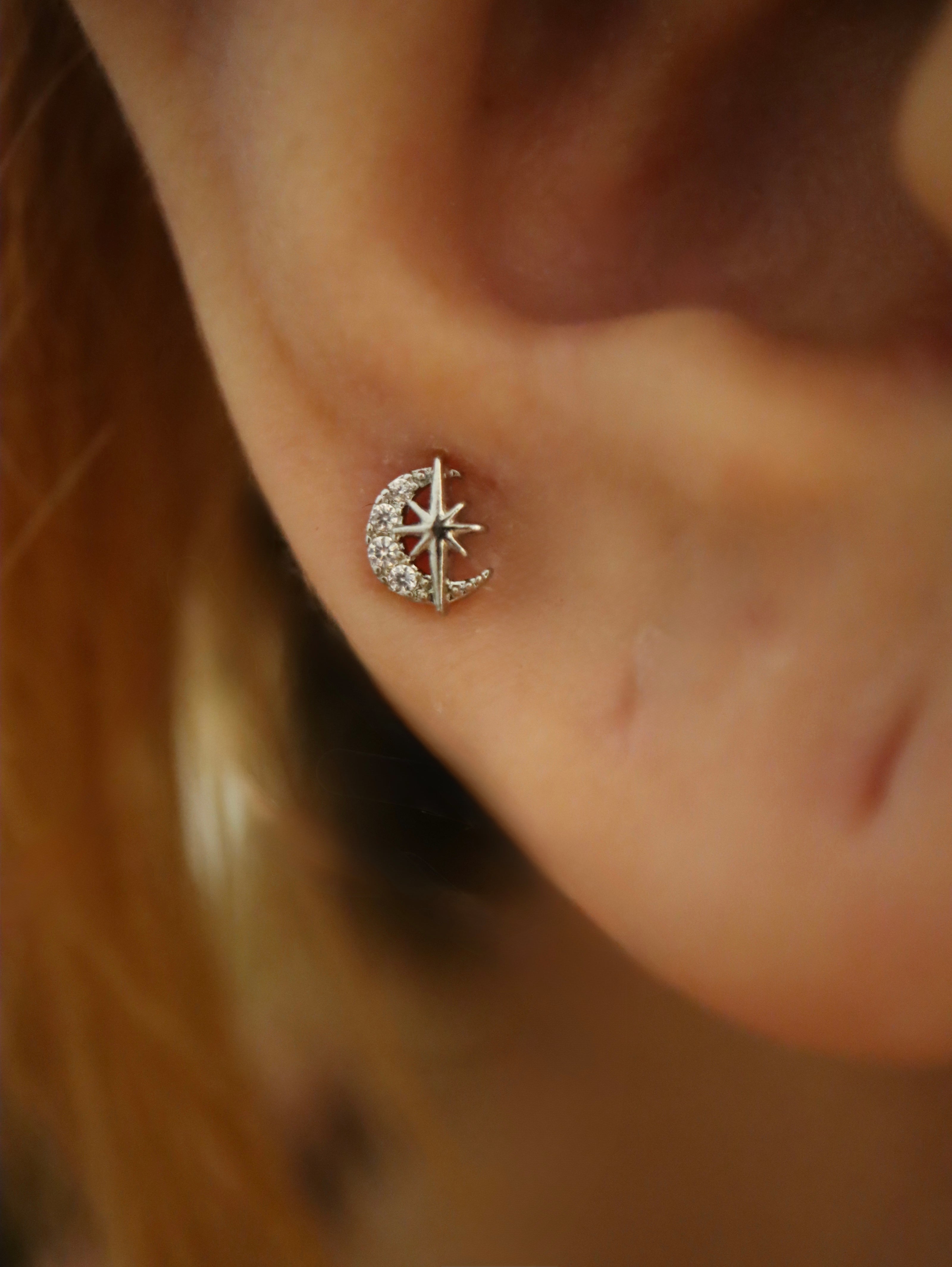 Crescent cz sparkle stud piercing (1pc)