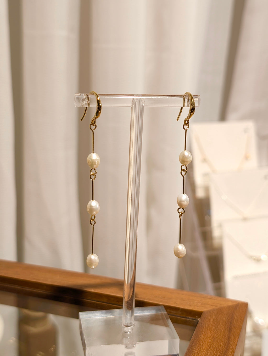 Drop raw pearl earrings