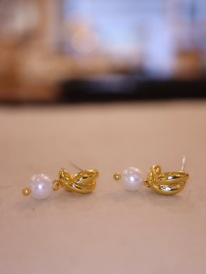 Drop pearl earrings