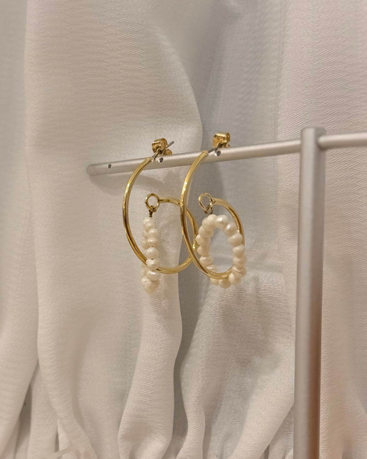 Interlock pearl earrings
