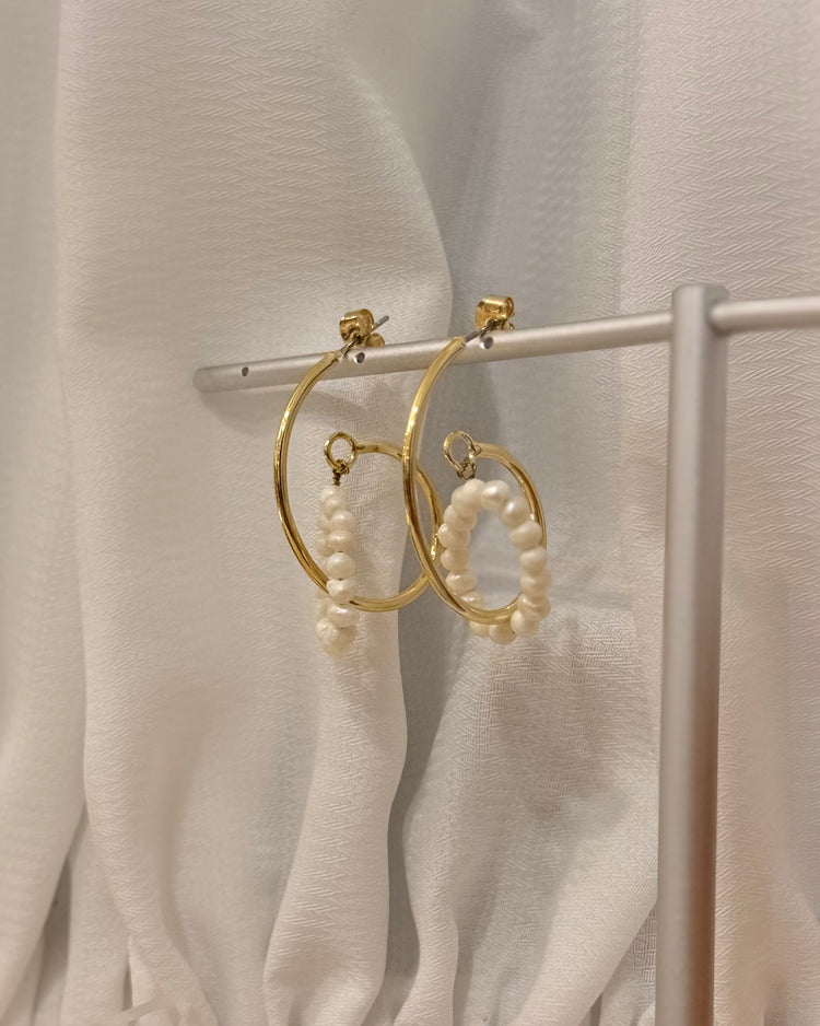 Interlock pearl earrings