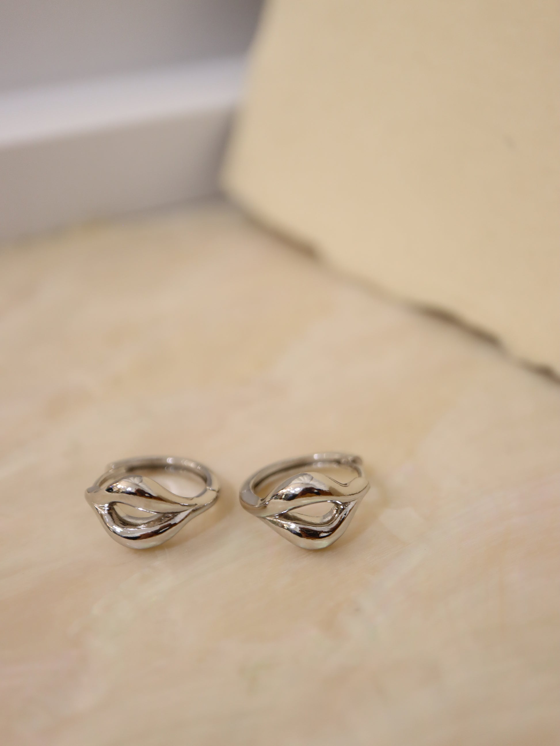 Double flow line hoop earrings