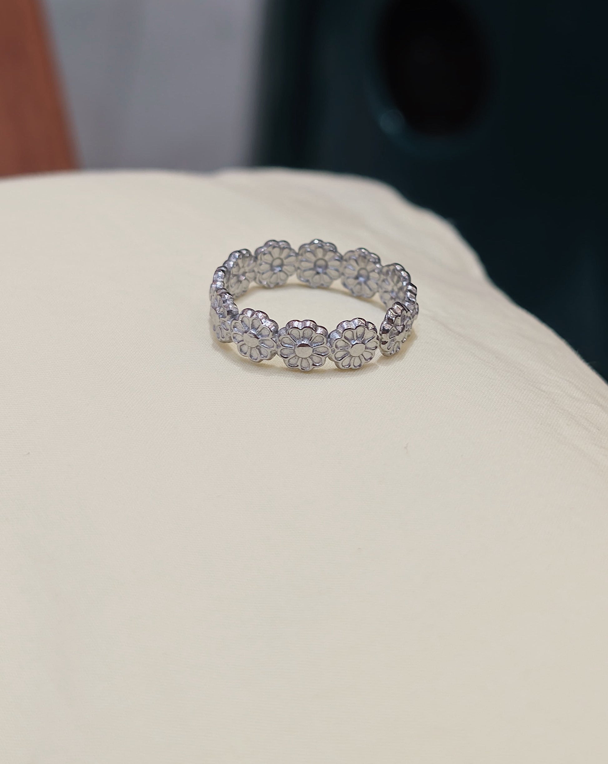 Daisy loop open size ring