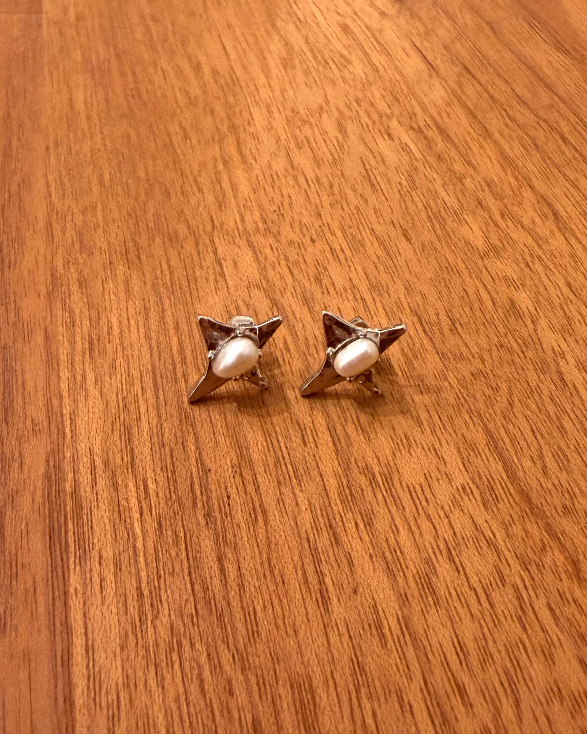 Cross pearl earring