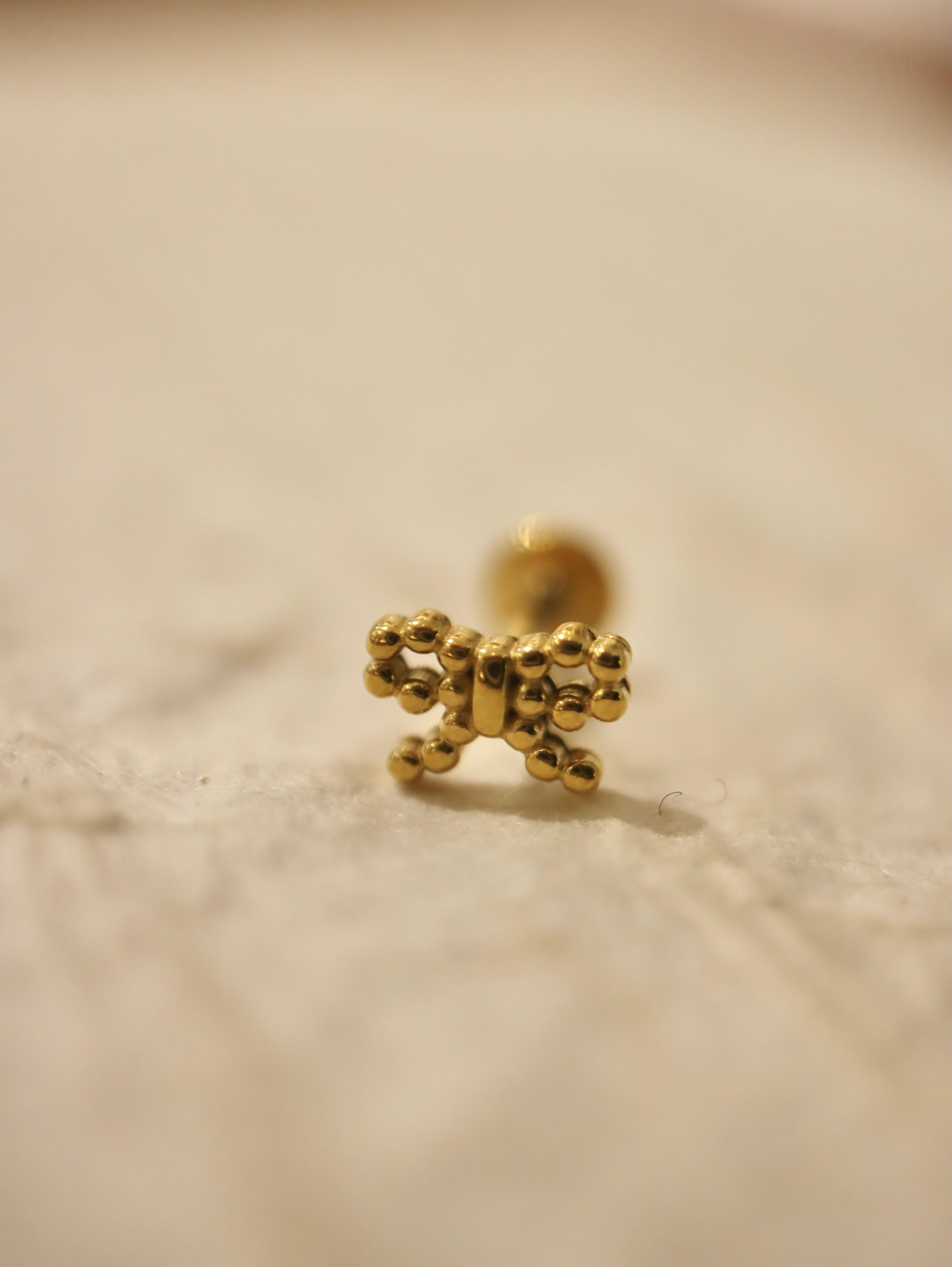 Ribbon stainless steel threadless labret piercing