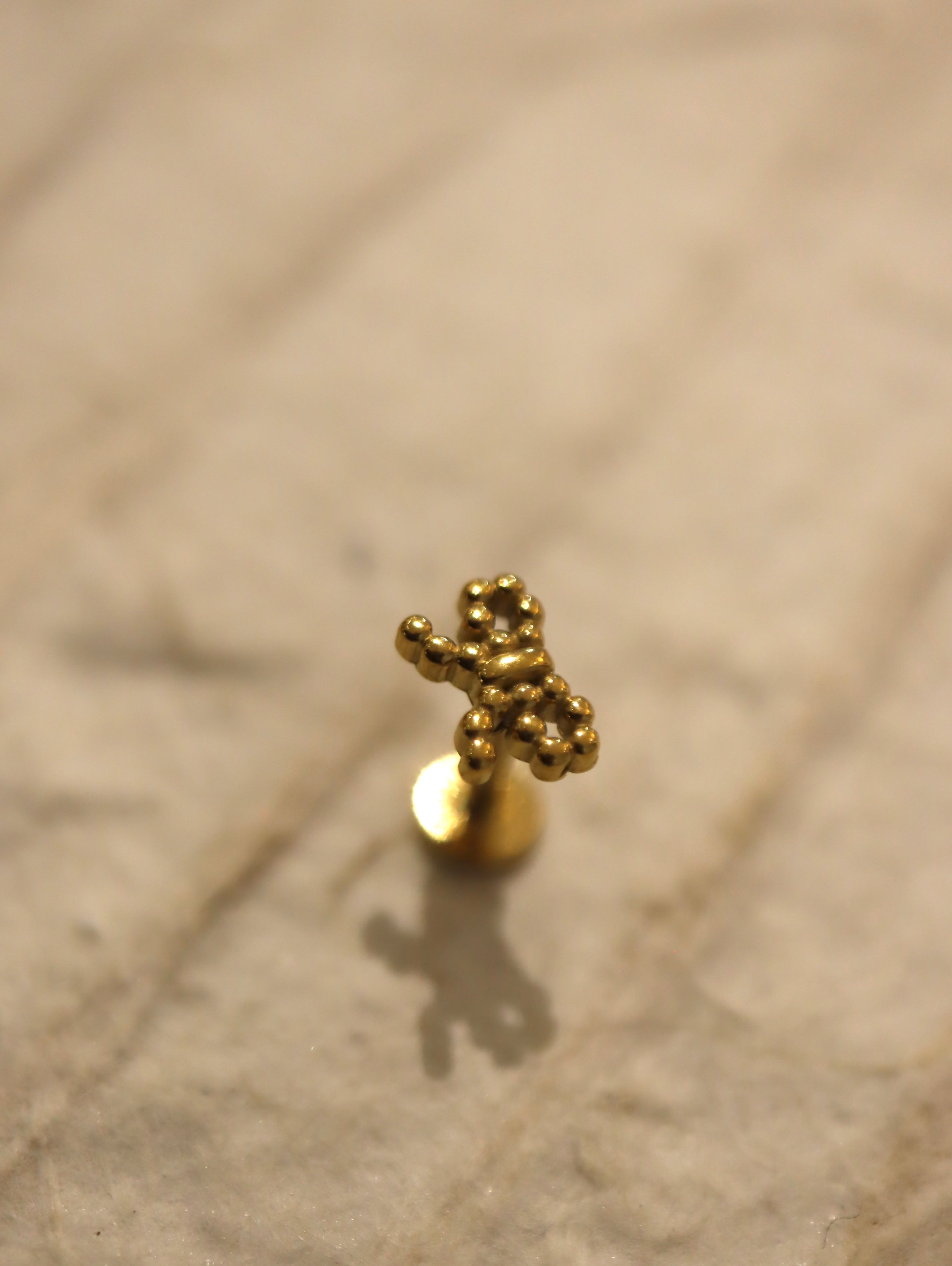 Ribbon stainless steel threadless labret piercing
