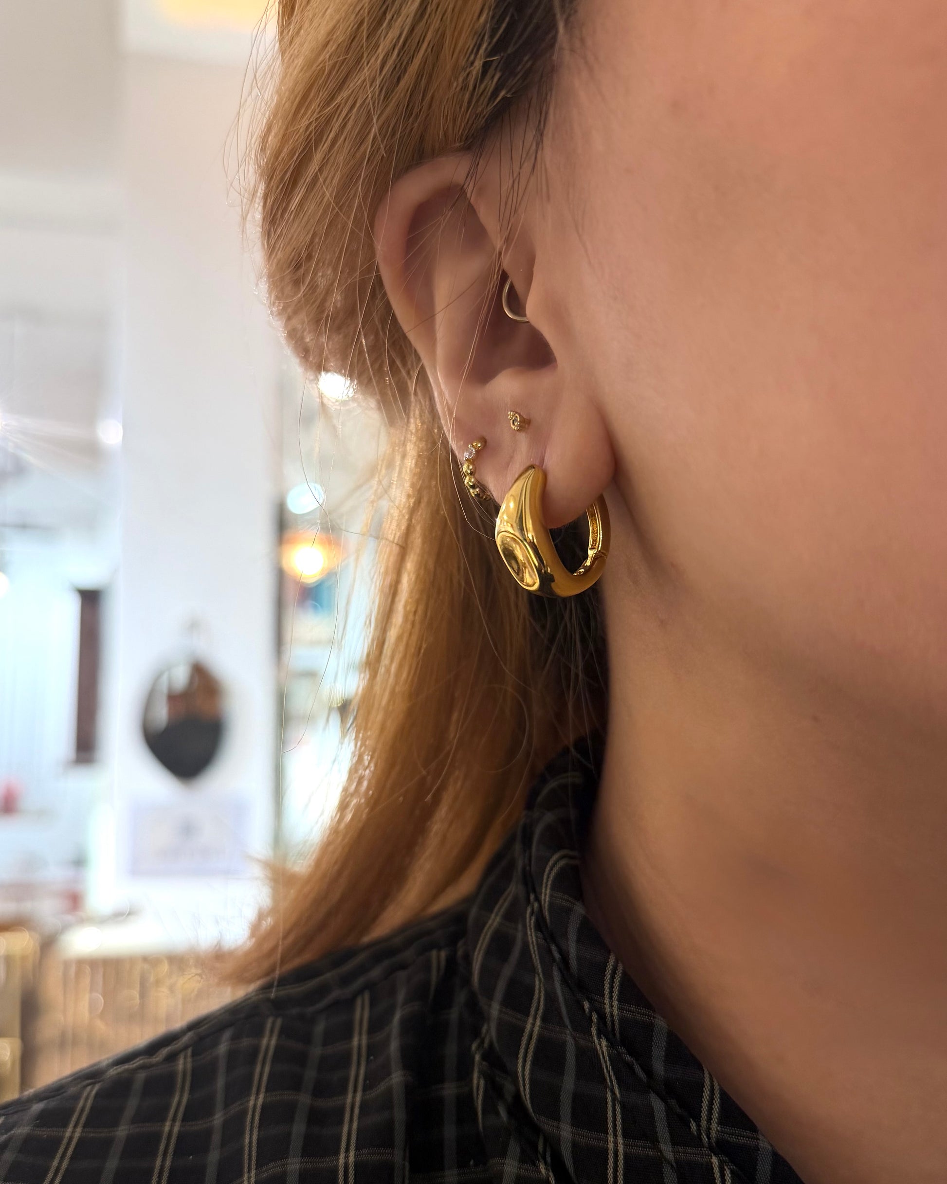 One-touch hoop earrings with curves