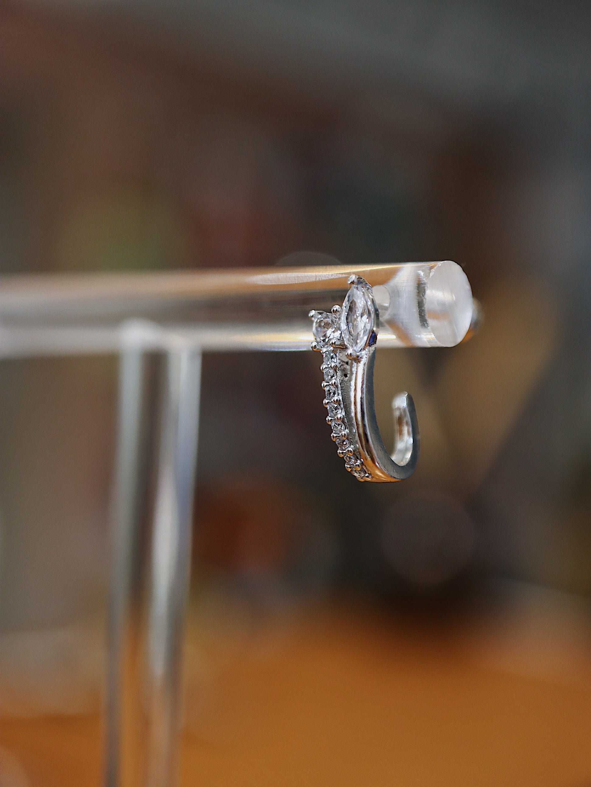 Cz curved U-shaped stud piercing
