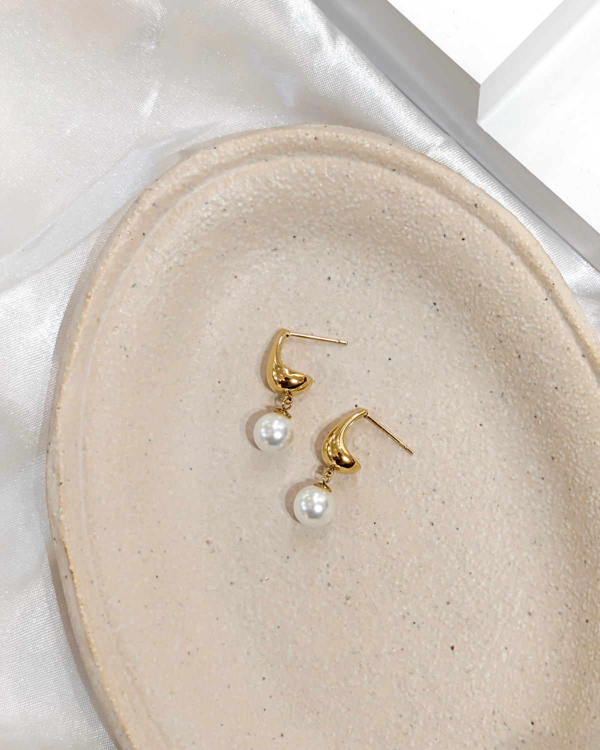 Drop pearl stainless steel earrings