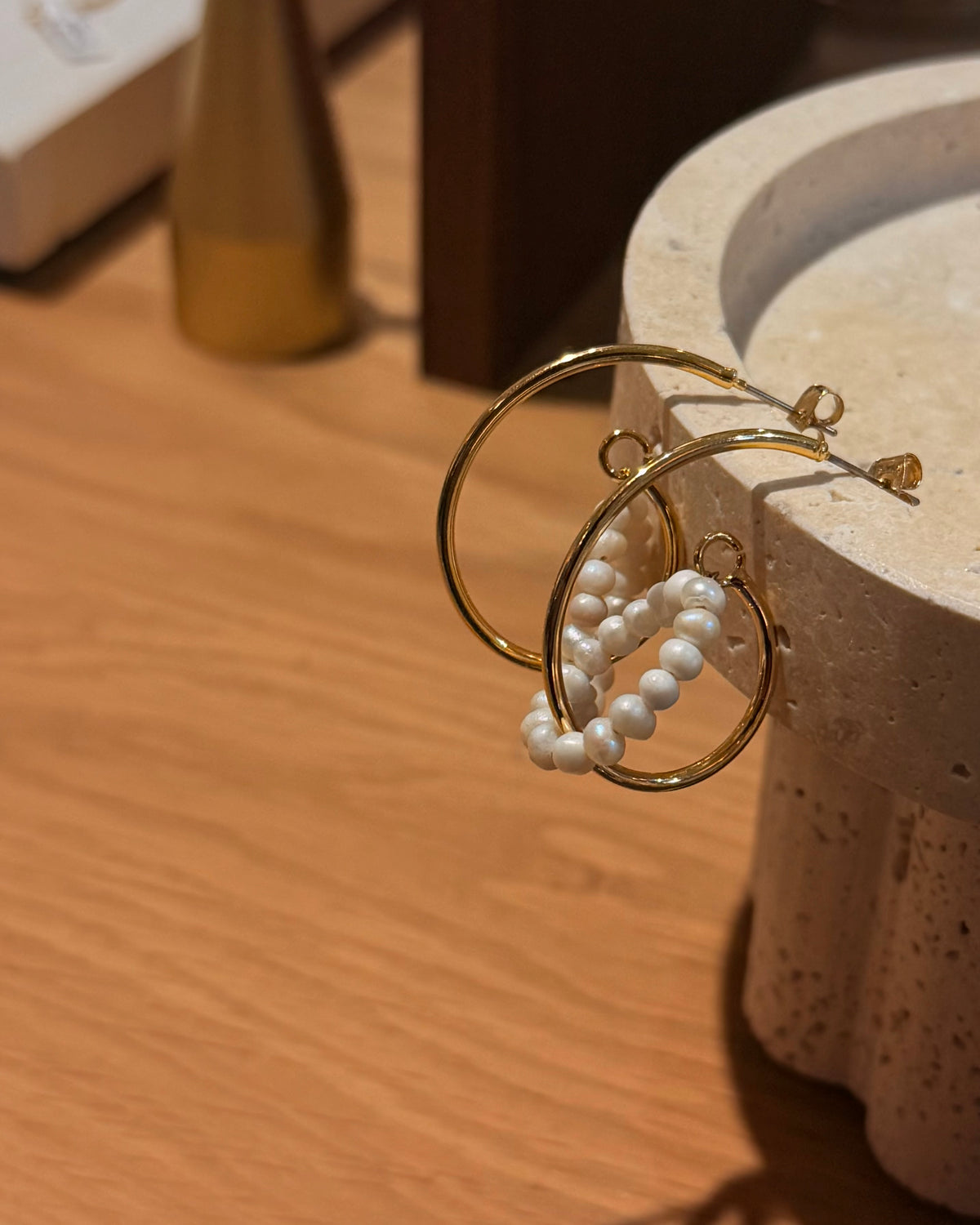 Interlock pearl earrings