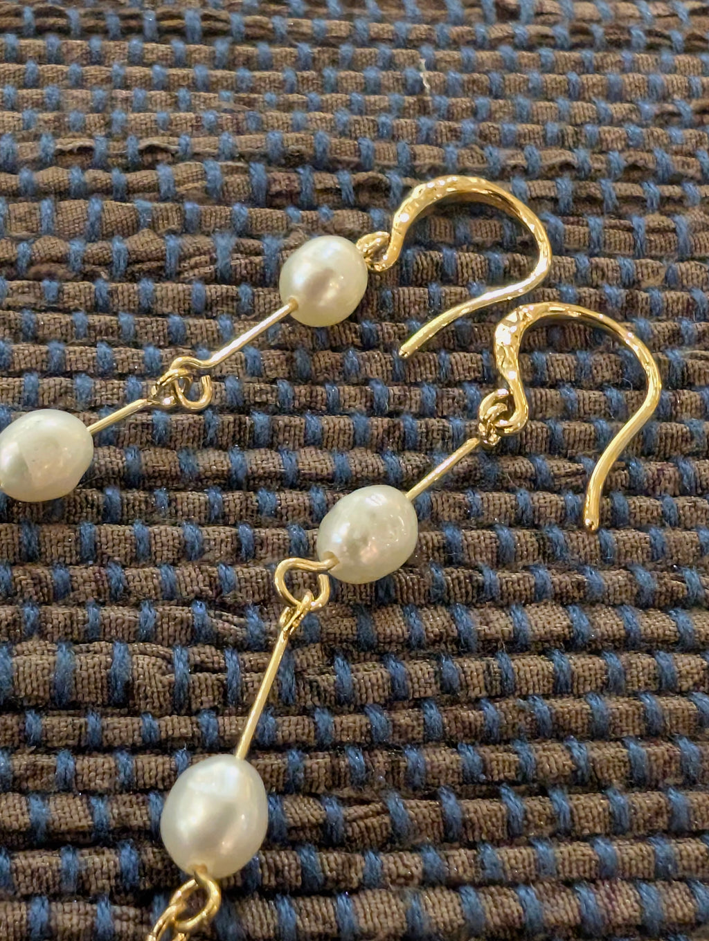 Drop raw pearl earrings