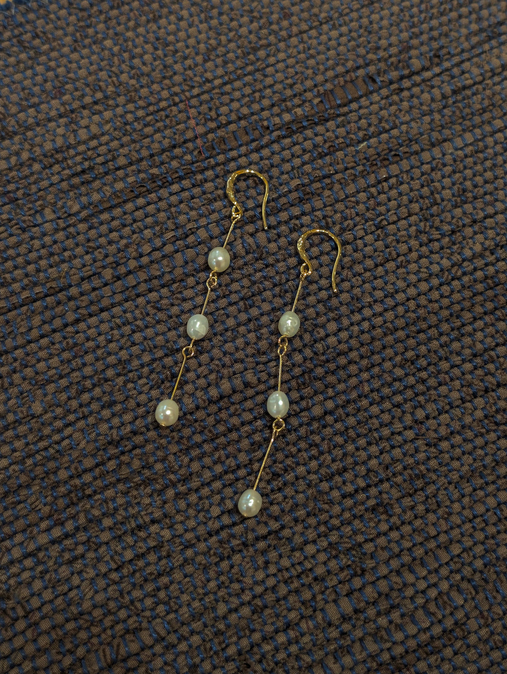 Drop raw pearl earrings