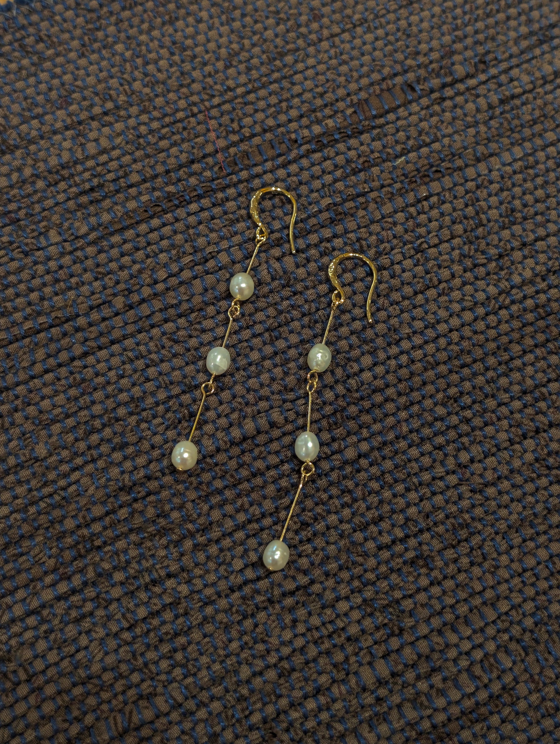 Drop raw pearl earrings