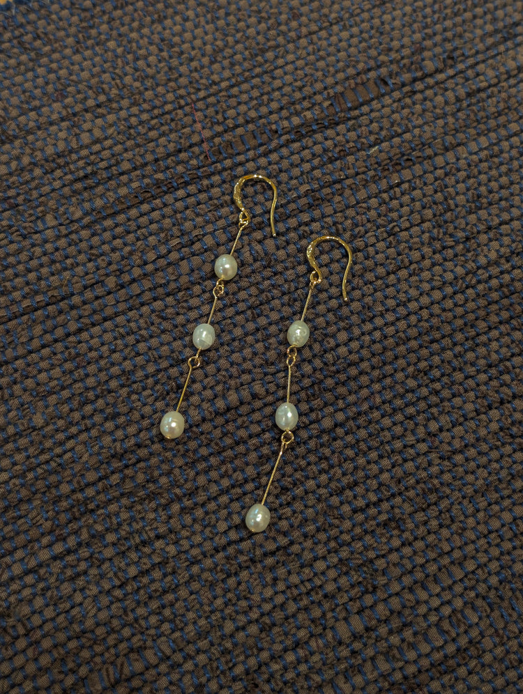 Drop raw pearl earrings