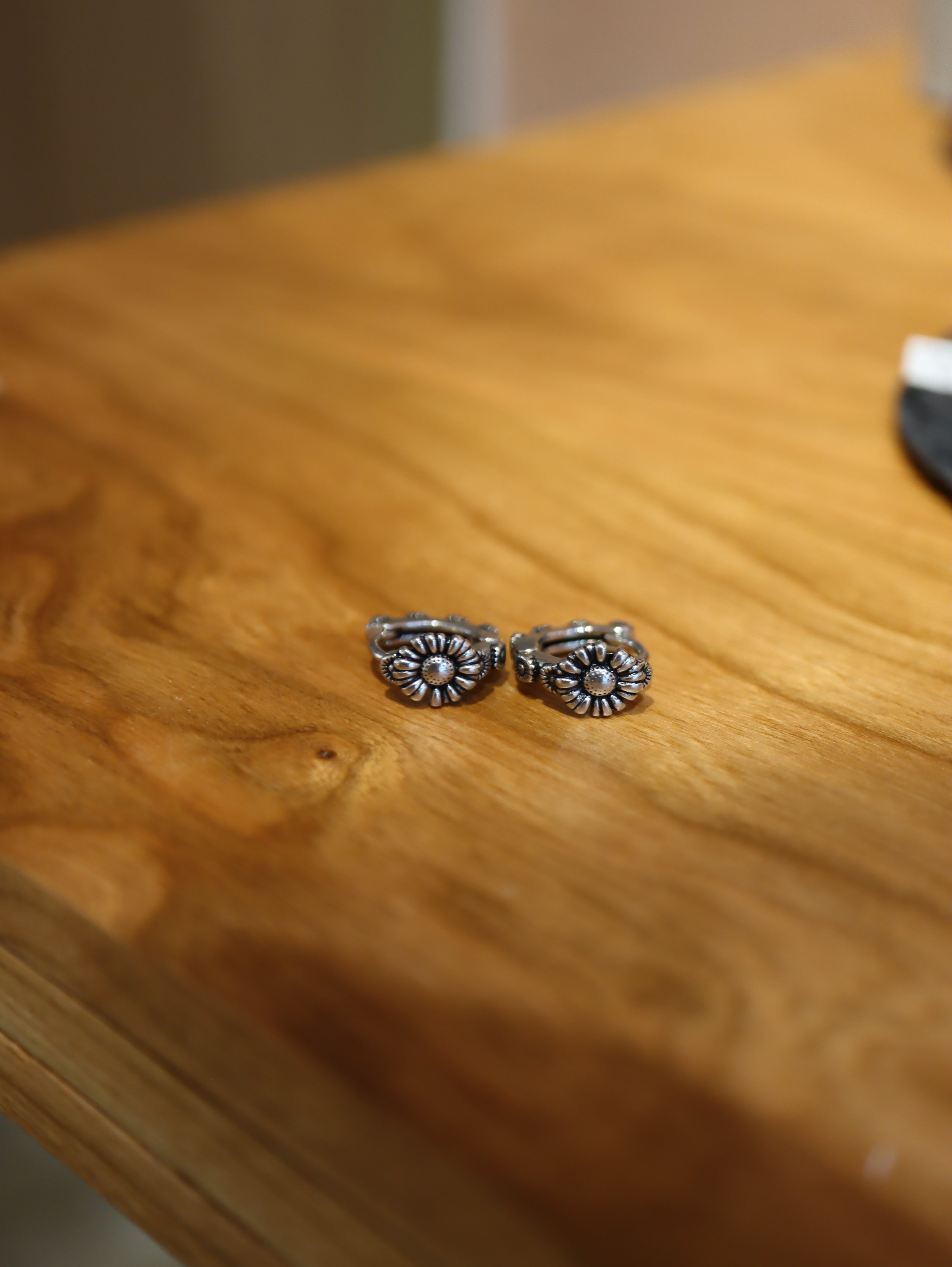 Daisy stainless steel hinged hoop earrings