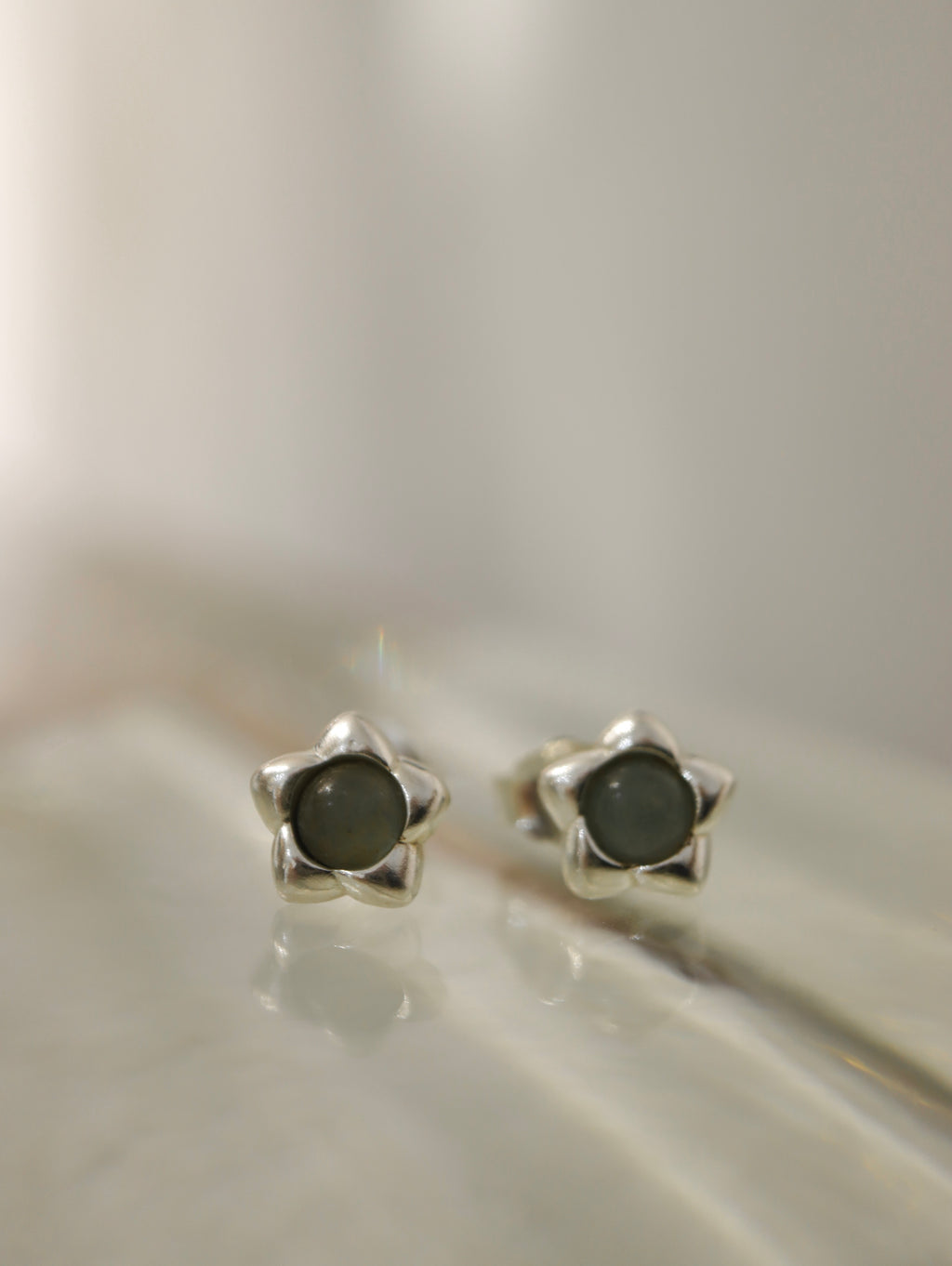 Star-shaped mood stone stud earrings