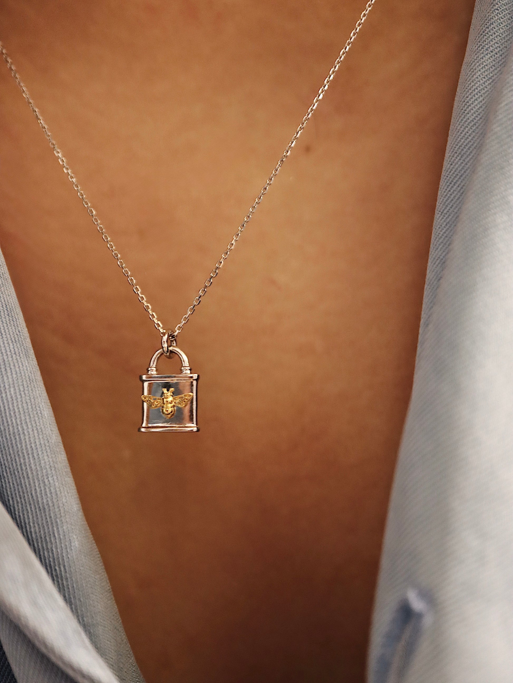 Mix tone bee on lock 925 silver necklace