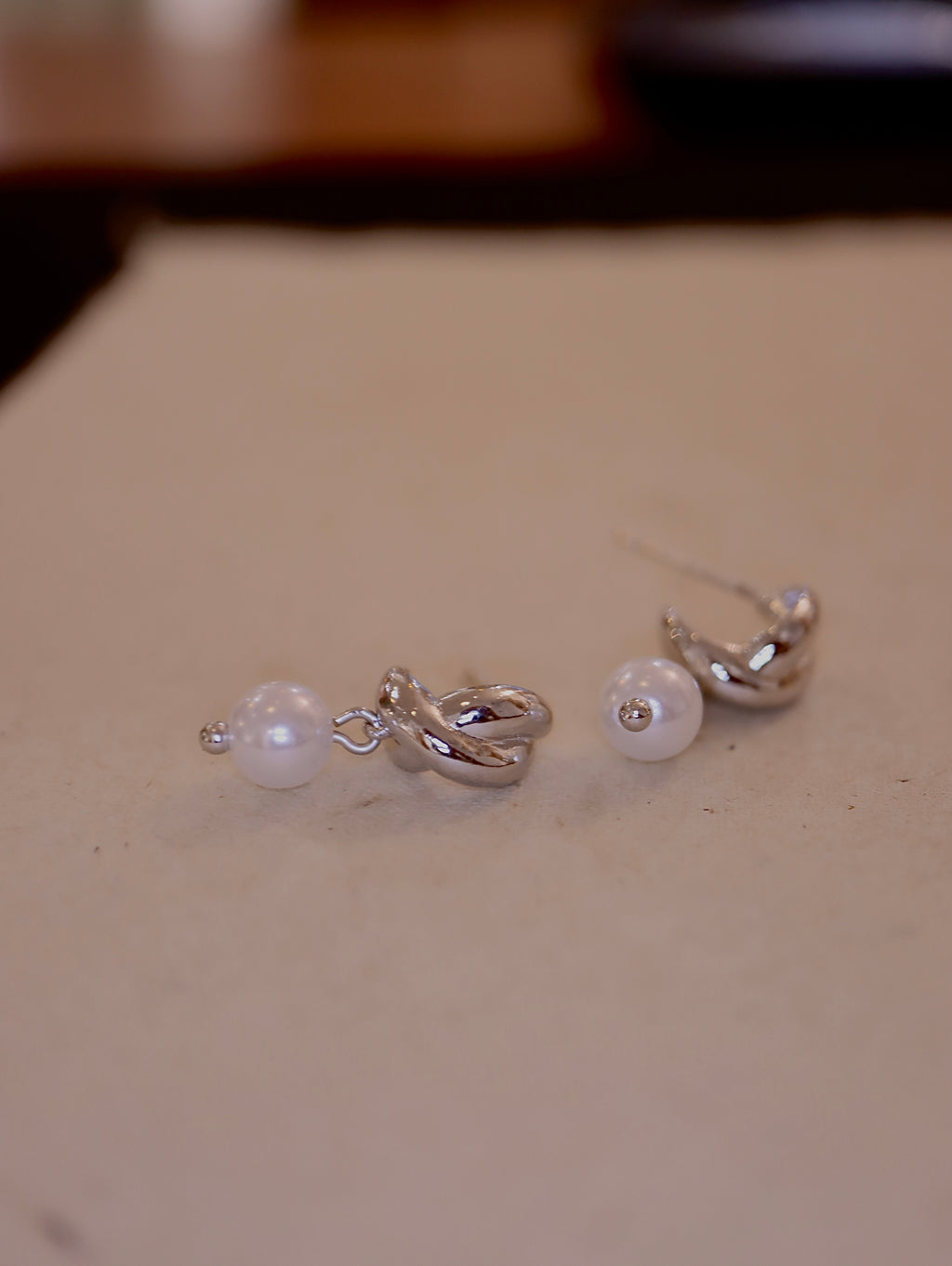 Drop pearl earrings