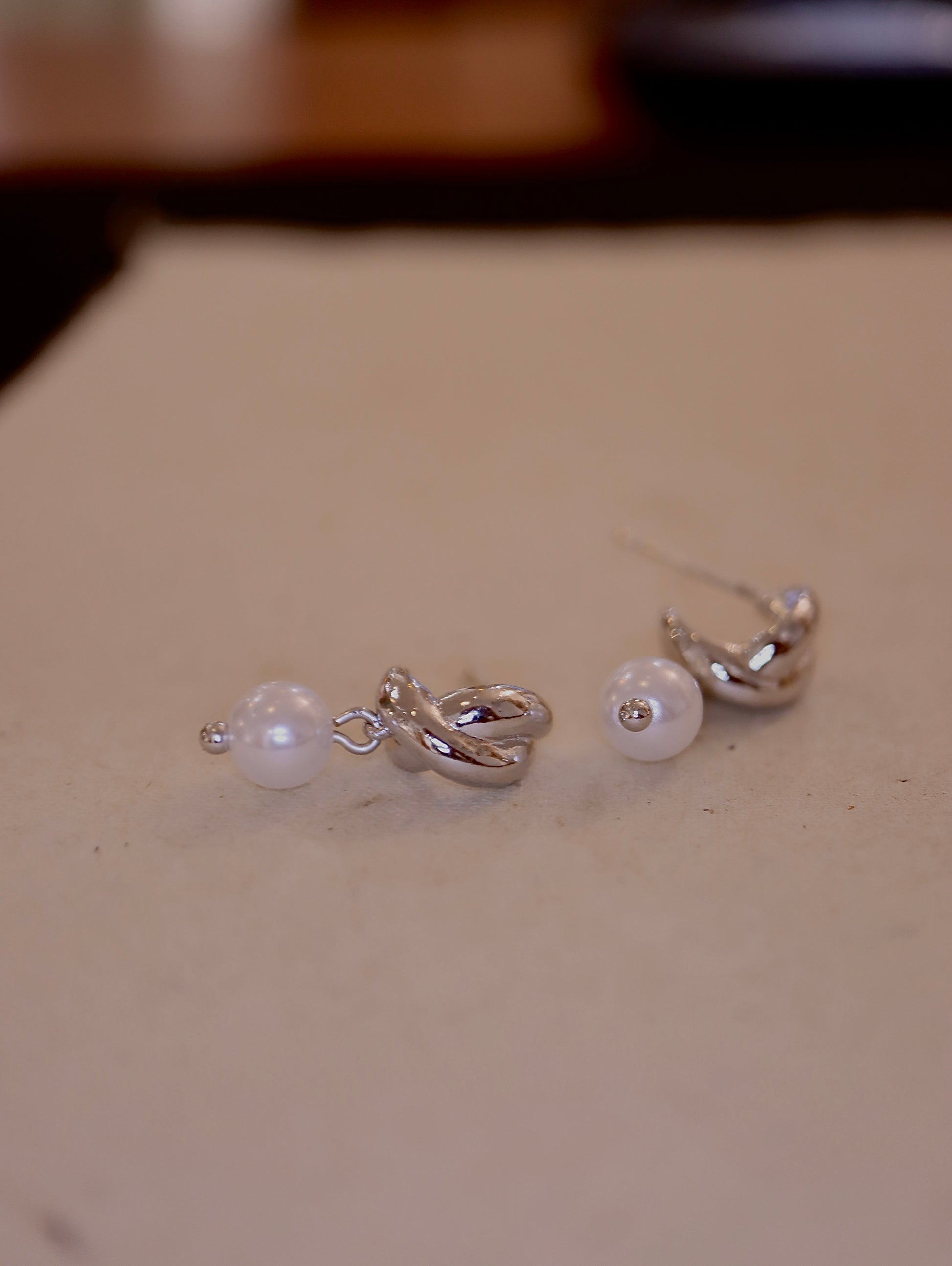 Drop pearl earrings