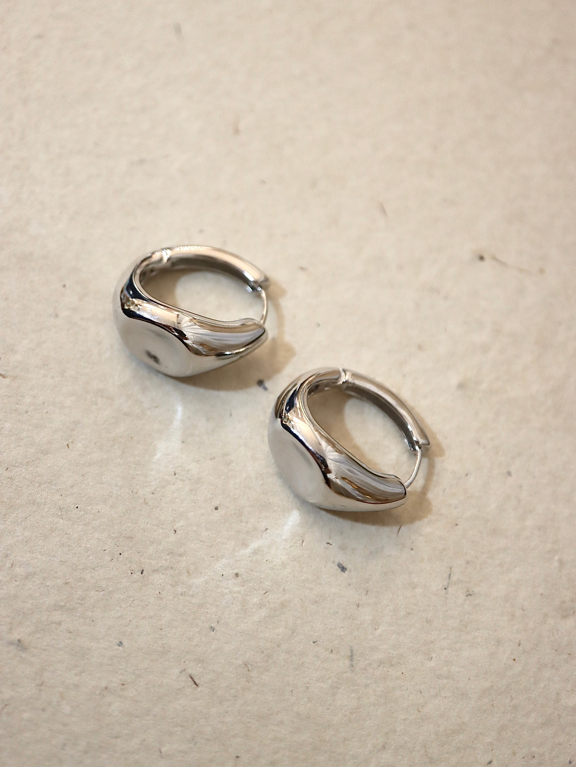 One-touch hoop earrings with natural curves