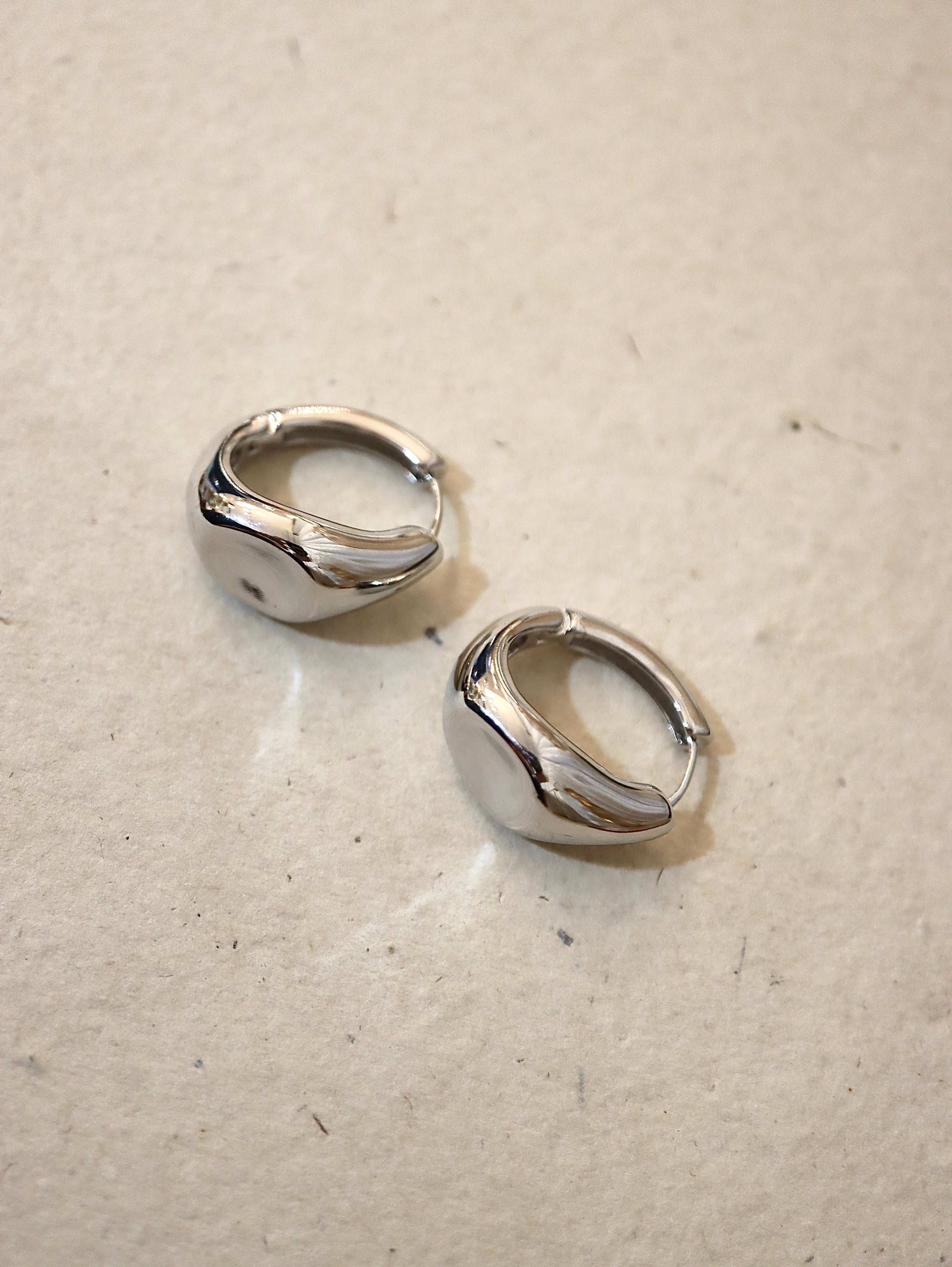 One-touch hoop earrings with curves
