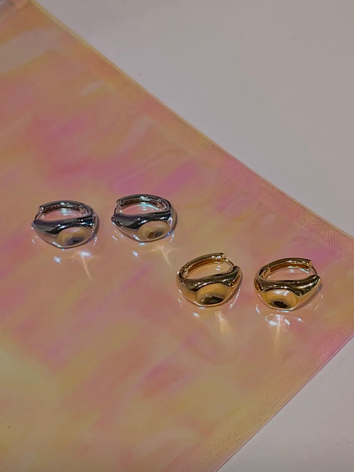 One-touch hoop earrings with curves