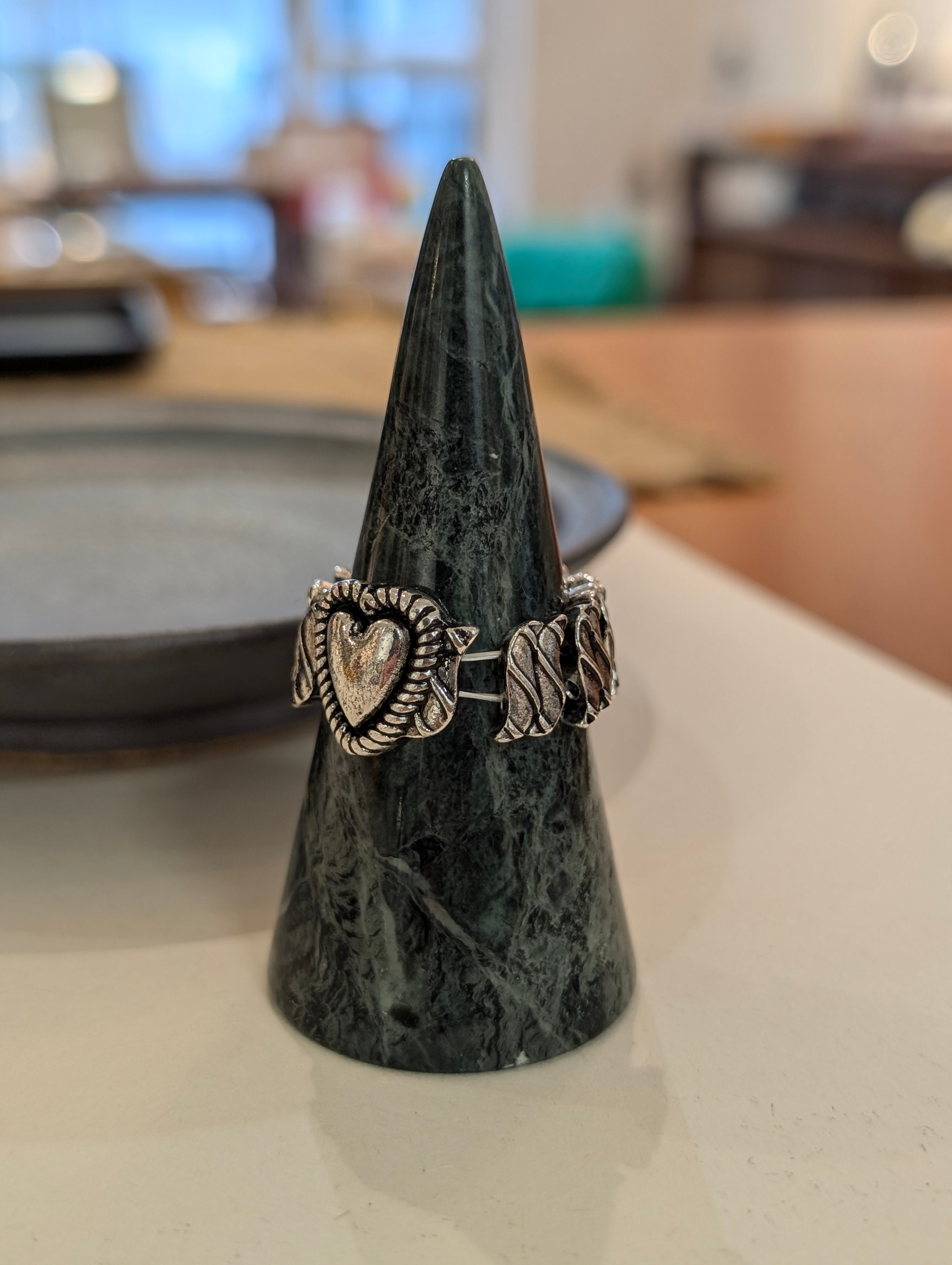 Chunky heart elastic band ring