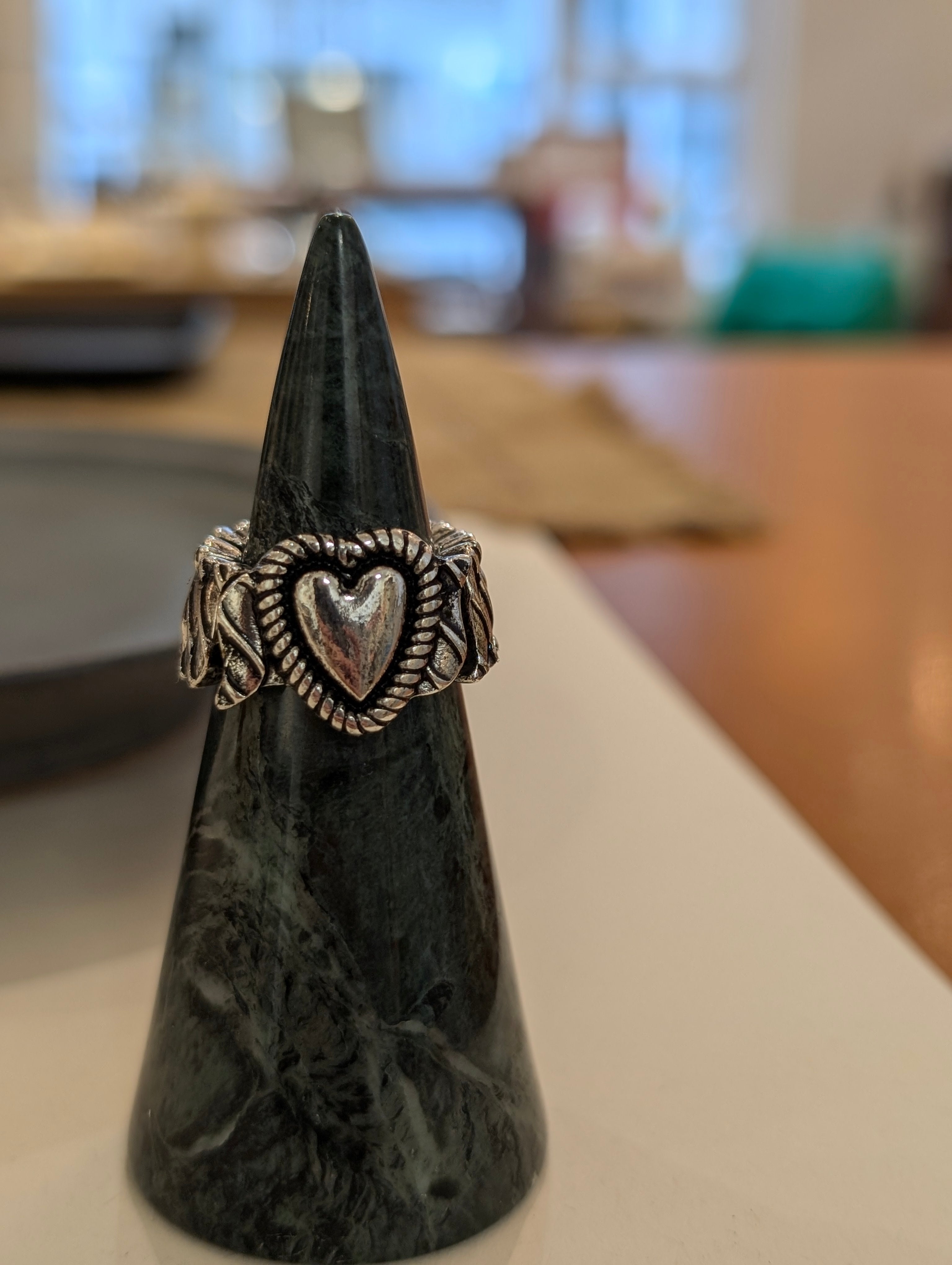 Chunky heart elastic band ring