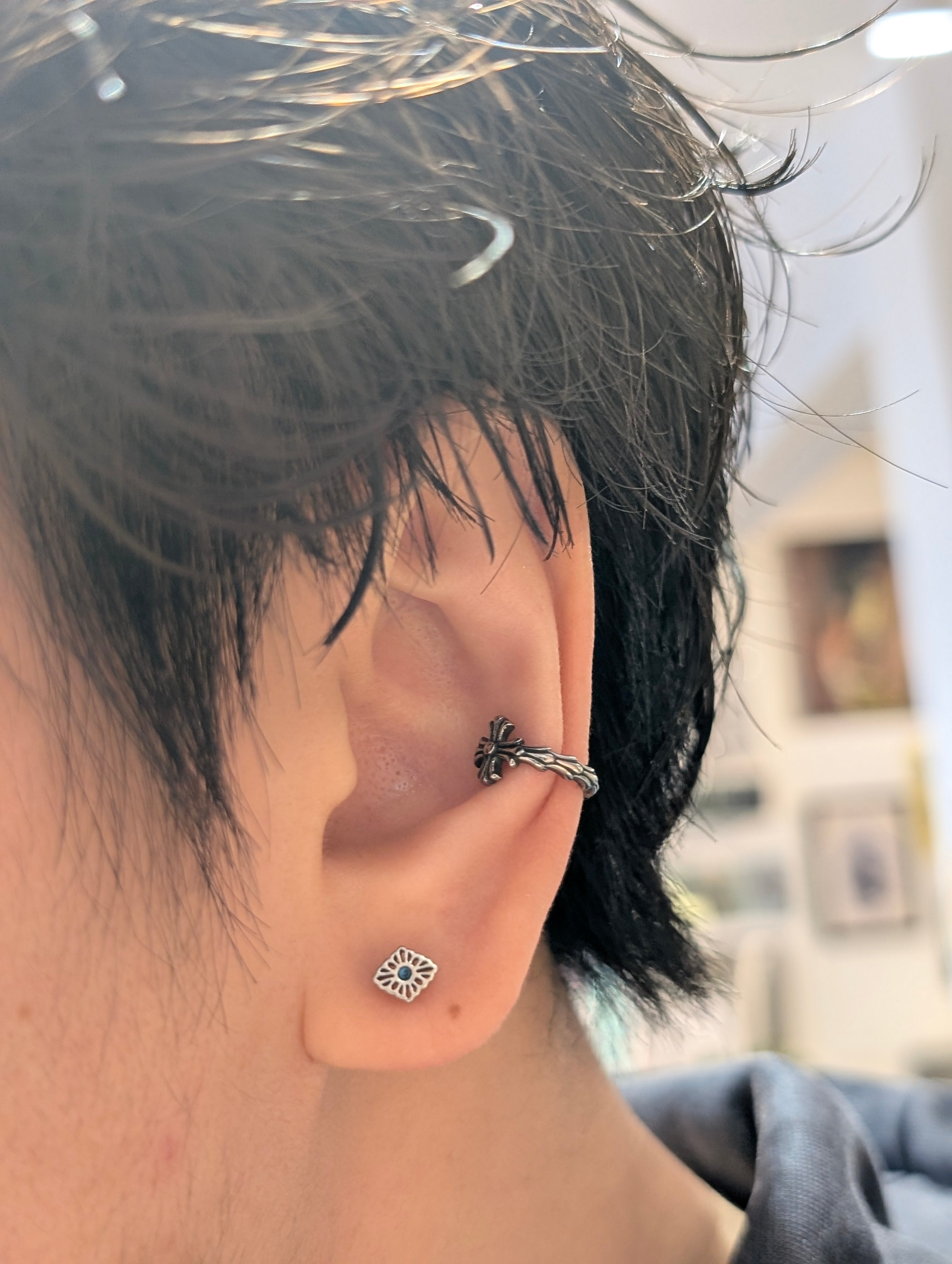 Unisex surgical steel cross Earcuff