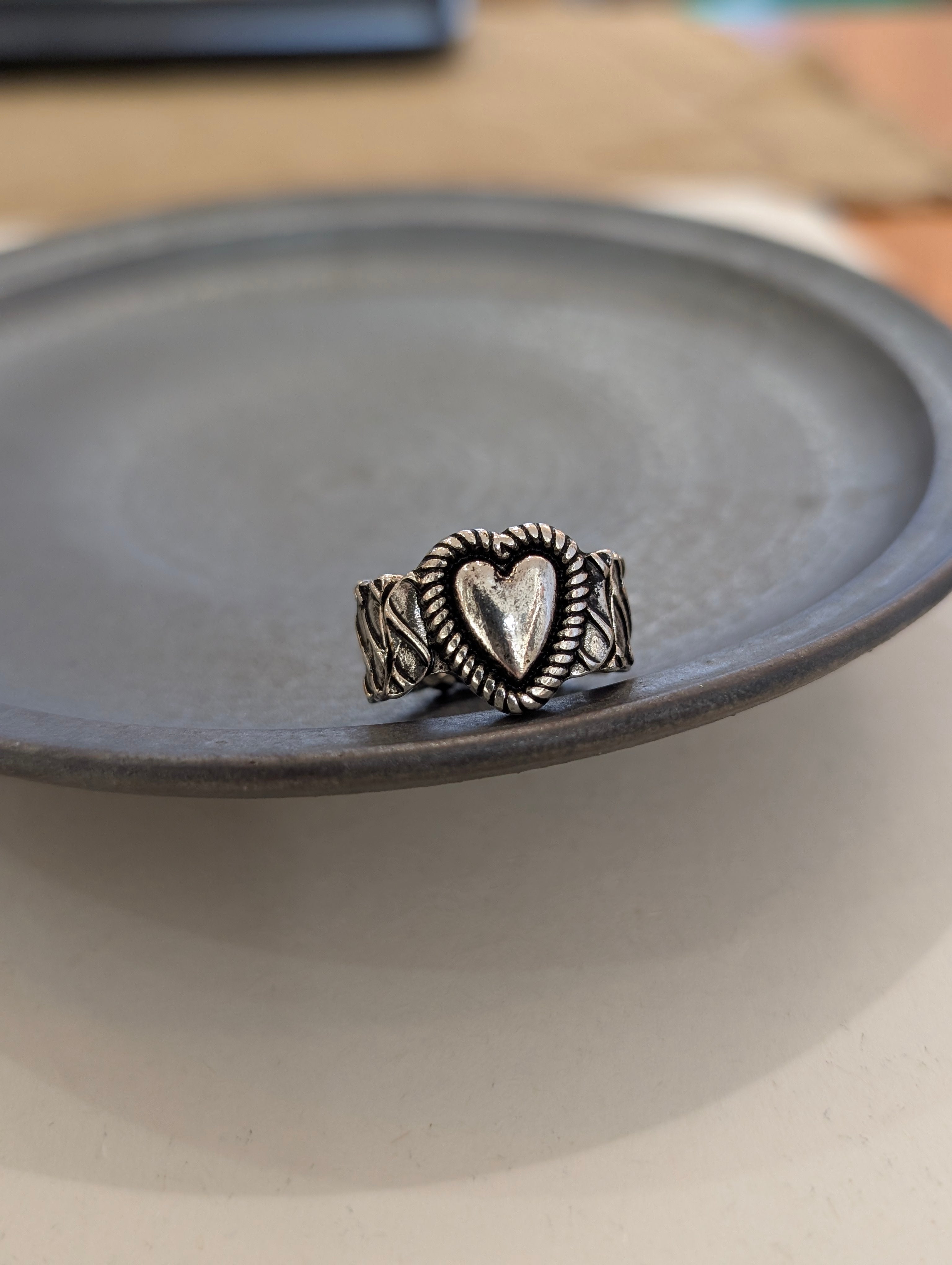 Chunky heart elastic band ring