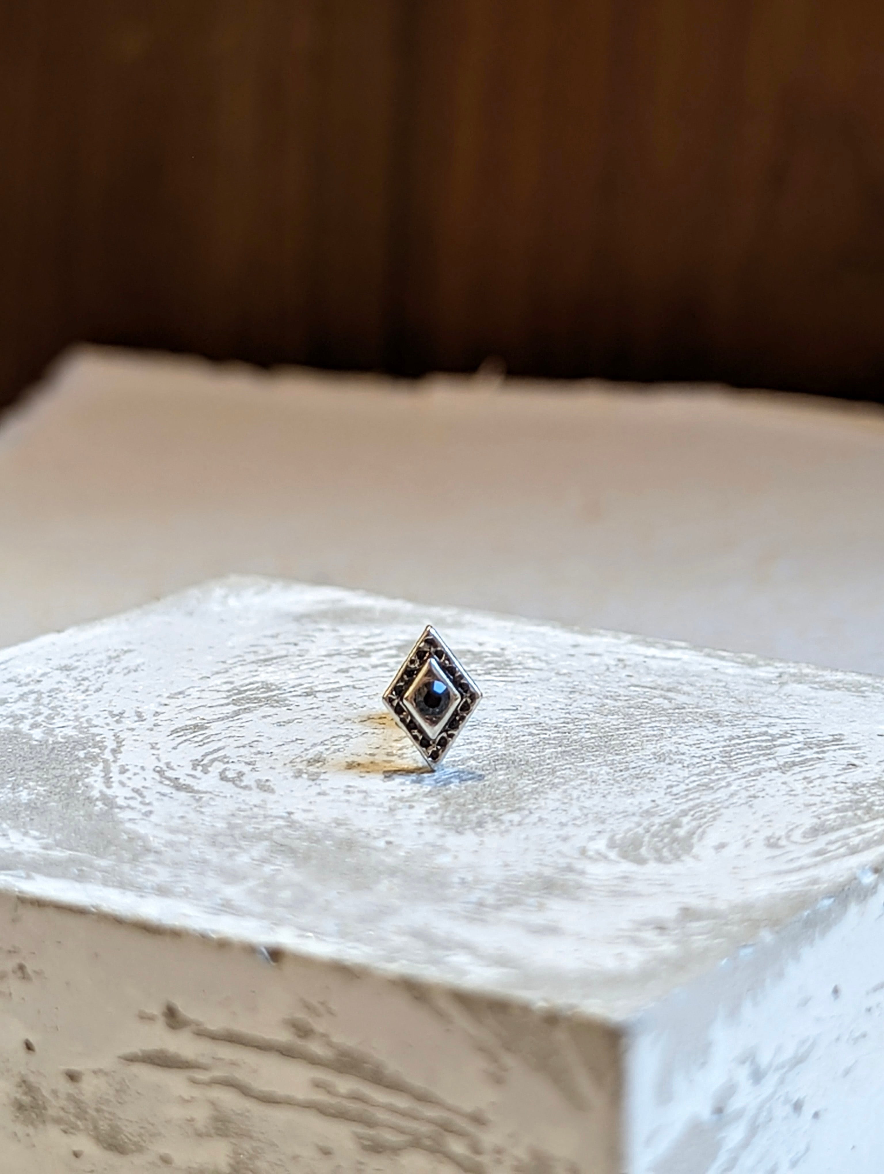 Rhombus Edge Stud Piercing surgical steel earring (1pc)