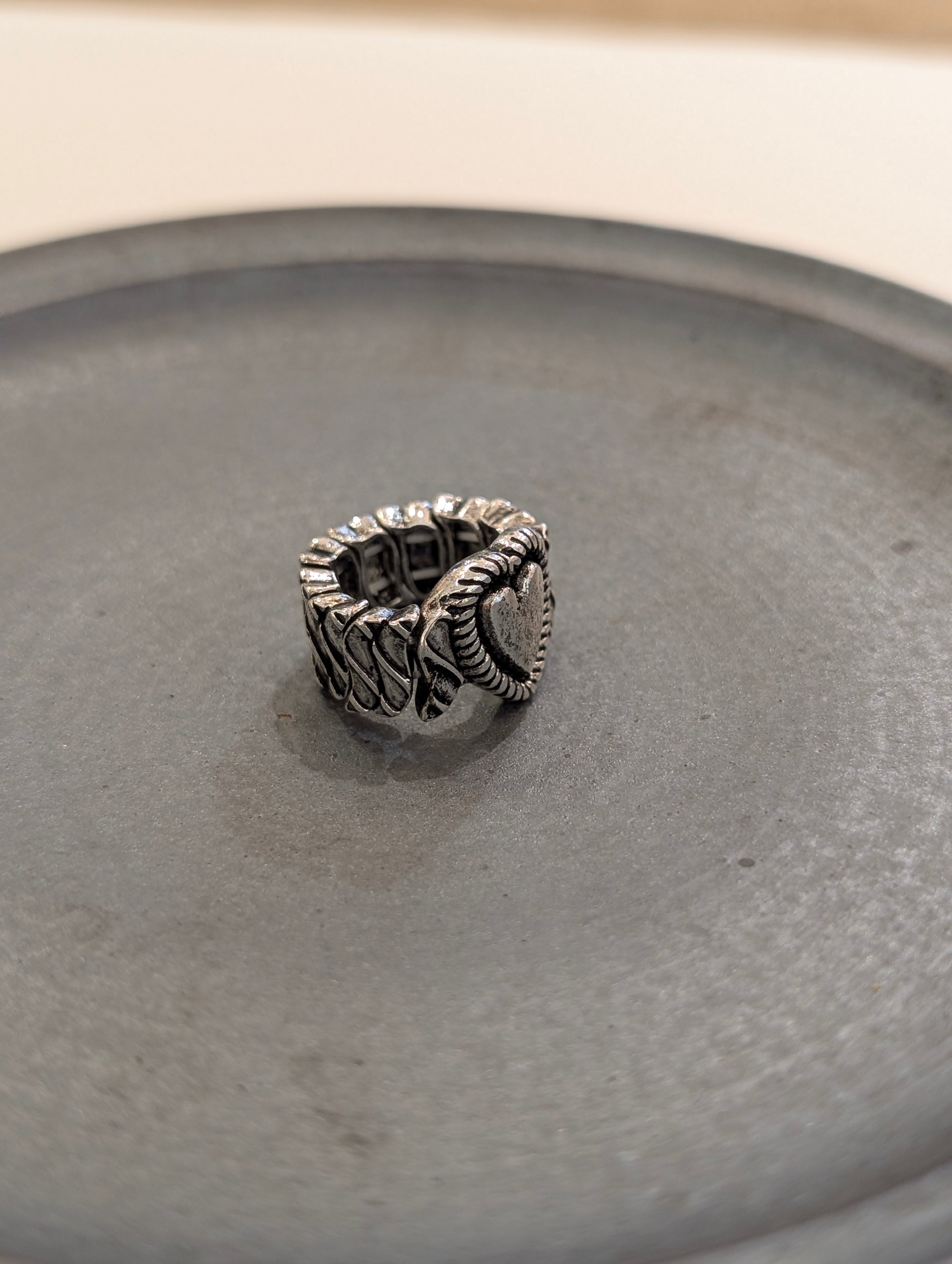 Chunky heart elastic band ring