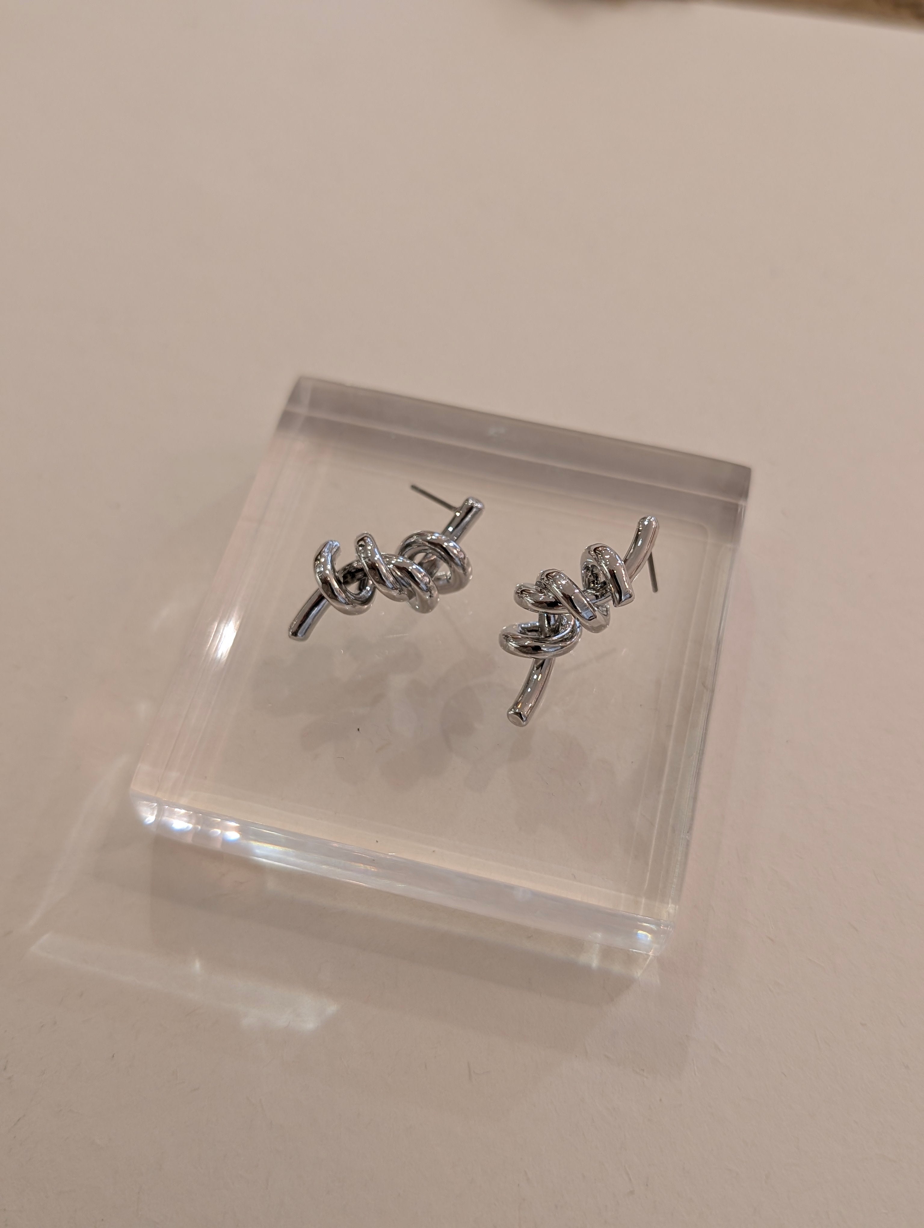 Knot twisted earrings